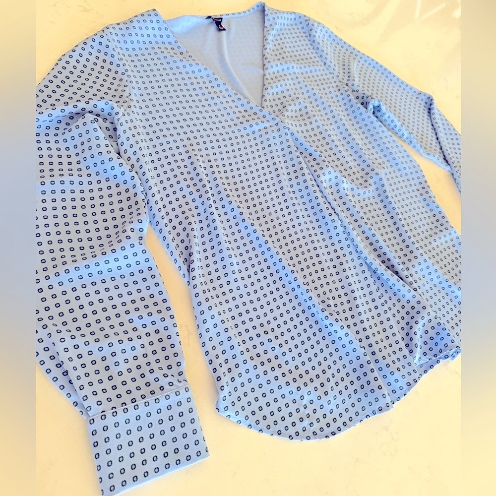 ANN TAYLOR BLOUSE (M); light blue w/ geo shape print